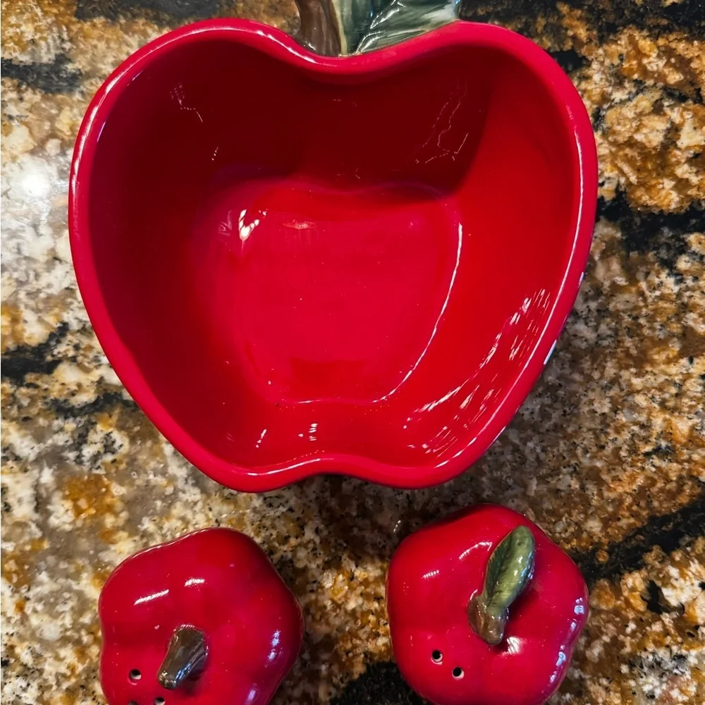 Better Homes And Gardens Red Apple Bowl‎ and shakers Set